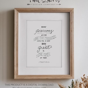 Può includere: Una stampa incorniciata con calligrafia nera su sfondo bianco. Il testo recita: «Quanto preziosi sono per me i tuoi pensieri, o Dio, quanto è grande la somma di essi! Salmo 139:17.» La cornice è marrone chiaro.