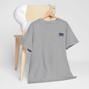 グラフィックポルシェTシャツ、アウトドアアドベンチャーのためのパタゴニア風Tシャツ、ユニセックスコットンシャツ、パタゴニアロゴシルエット、車愛好家へのギフト