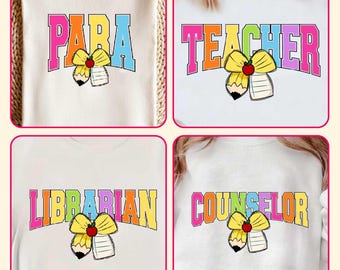 Könnte beinhalten: Weiße Sweatshirts mit farbenfrohen Texten und Grafiken. Jedes Sweatshirt zeigt einen anderen Beruf: PARA, TEACHER, LIBRARIAN und COUNSELOR. Jedes Design enthält einen Bleistift, eine Schleife und einen Apfel.