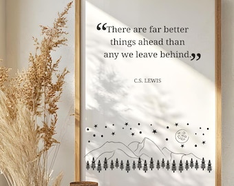 Op de afbeelding: Een witte, printbare poster met een zwart-witte illustratie van een bergketen, maan en sterren. De quote "Er zijn veel betere dingen die ons te wachten staan dan alles wat we achterlaten." van C.S. Lewis staat op de poster gedrukt.