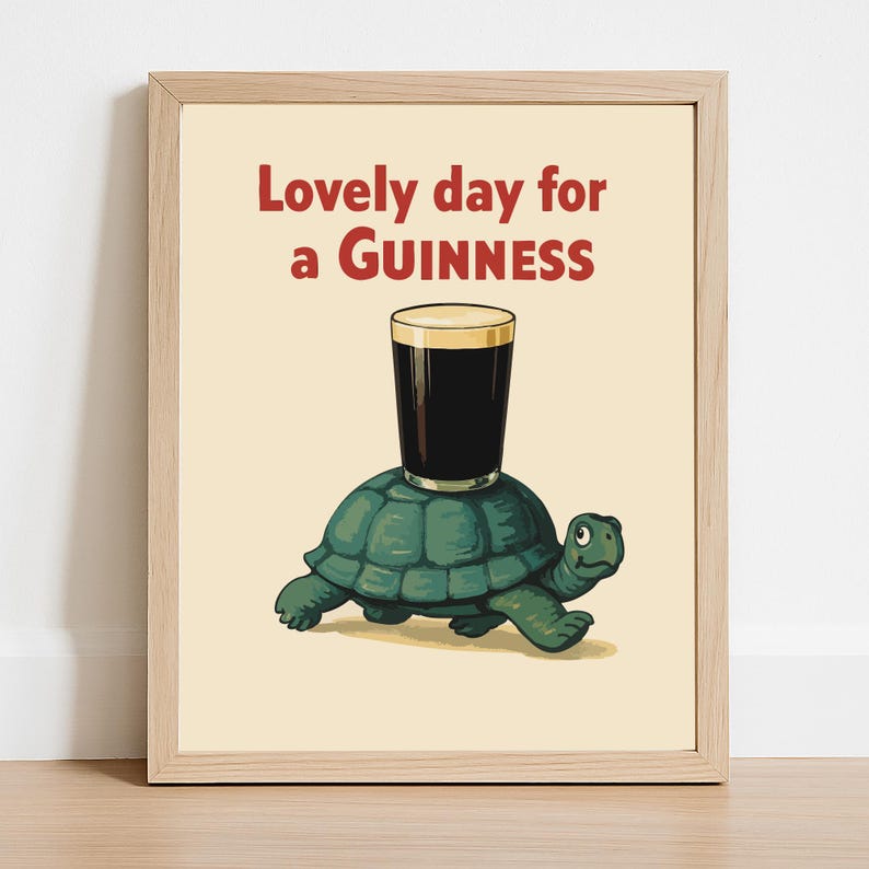 Puede incluir: Una impresi&oacute;n enmarcada con una tortuga de dibujos animados que lleva una pinta de Guinness. El texto "Lovely day for a Guinness" est&aacute; en rojo encima de la tortuga. La tortuga es verde y el fondo es beige. Ilustraci&oacute;n humor&iacute;stica.