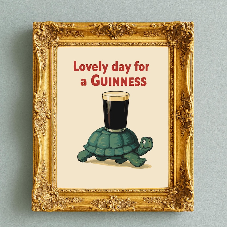 Puede incluir: Impresi&oacute;n enmarcada con un marco dorado ornamentado. La imagen presenta una tortuga de dibujos animados con una pinta de Guinness en la espalda. El texto "Lovely day for a Guinness" est&aacute; encima de la tortuga.