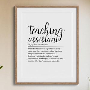 Può includere: Una stampa incorniciata con le parole "teaching assistant" in elegante scrittura nera. Sotto, una definizione descrive il ruolo, evidenziando la sua importanza in classe. La stampa è in una cornice di legno, adatta per un'aula o un ufficio.
