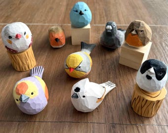 手彫りの木製の鳥の彫刻 - ユニークな素朴な鳥の置物、自然にインスパイアされた装飾