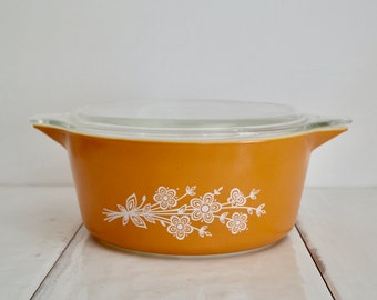 vintage pyrex butterfly gold 475-B 2.5 quart casserole / vintage pyrex casserole dish / gold floral pattern