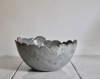 Bol en céramique à bord festonné : plat à glaçure grise