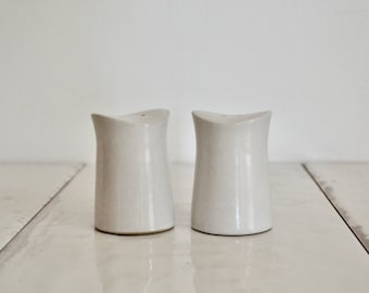 vintage yusuke aida bennington potters white glaze salt and pepper shakers / midcentury pottery / modern kitchen