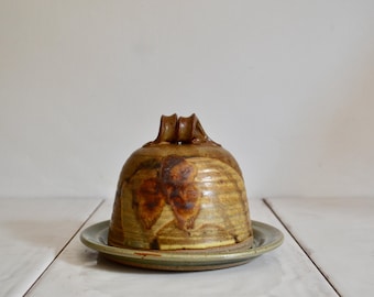 Assiette à couvercle en poterie faite main en studio / plateau de service / décoration d'intérieur naturelle aux tons ocres