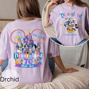 Retro Disneyland 70-jähriges Jubiläum 1955-2025 Comfort Farben Shirt, 70 Jahre Magie Shirt, Mickey & friends Disneyland Schloss Platin