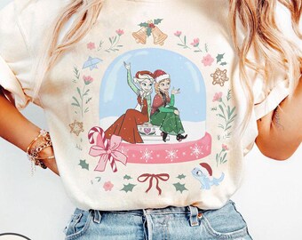 Vintage Coquette Disney Frozen Globe kerstshirt, Anna Elsa kerstshirt, Disney Princess winter Snow Globe shirt, Disneyworld Xmas