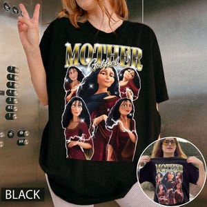 Puede incluir: Camiseta negra con un gráfico de Madre Gothel de la película animada. El diseño incluye el texto "MOTHER Gothel" en letras doradas, con múltiples imágenes del personaje con un vestido granate.