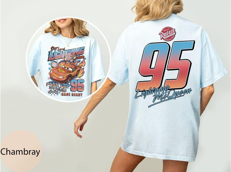K&ouml;nnte beinhalten: Hellblaues T-Shirt mit einem Lightning McQueen-Motiv aus dem Film Cars. Das Frontdesign enth&auml;lt den Text "Get Loud Lightning McQueen" und "Need for Speed 95 Race Ready". Auf der R&uuml;ckseite ist eine gro&szlig;e "95" mit dem Text "Lightning McQueen" abgebildet.
