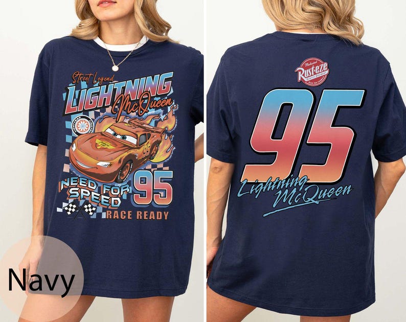 K&ouml;nnte beinhalten: Marineblaues T-Shirt mit Lightning McQueen aus Cars. Die Vorderseite zeigt das Auto, Flammen und den Text "Street Legend Lightning McQueen Need for Speed Race Ready 95". Auf der R&uuml;ckseite steht "95" und "Lightning McQueen".