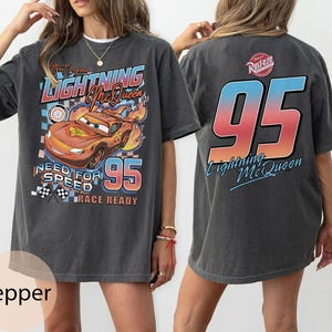 K&ouml;nnte beinhalten: Ein Set aus drei Keramikbechern mit gesprenkelter, matter Oberfl&auml;che. Die Becher sind in Creme-, Hellgrau- und Dunkelgraut&ouml;nen gehalten. Jeder Becher hat ein schlichtes, minimalistisches Design und einen abgerundeten Henkel.