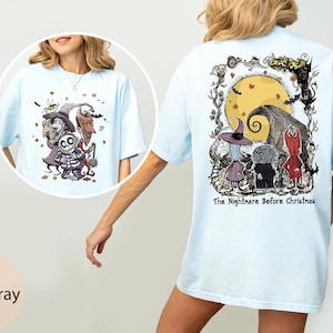 Puede incluir: Camiseta azul claro con un gr&aacute;fico de "Pesadilla antes de Navidad". El gr&aacute;fico frontal muestra varios personajes, mientras que el gr&aacute;fico trasero muestra una luna llena y m&aacute;s personajes. El texto "The Nightmare Before Christmas" est&aacute; impreso en la parte posterior.