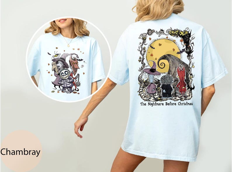 Puede incluir: Camiseta azul claro con un gr&aacute;fico de "Pesadilla antes de Navidad". El gr&aacute;fico frontal muestra varios personajes, mientras que el gr&aacute;fico trasero muestra una luna llena y m&aacute;s personajes. El texto "The Nightmare Before Christmas" est&aacute; impreso en la parte posterior.