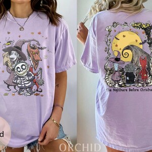 Puede incluir: Una camiseta de color lila claro con personajes de "Pesadilla antes de Navidad". La parte delantera de la camiseta muestra a Jack Skellington, Zero y otros personajes. La parte trasera de la camiseta tiene un gran gr&aacute;fico con el t&iacute;tulo de la pel&iacute;cula.