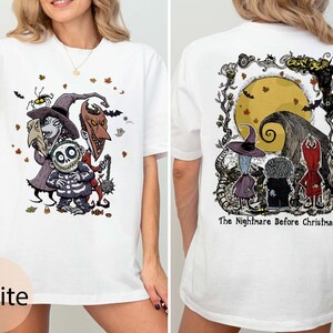 Puede incluir: Camiseta blanca con una colorida ilustraci&oacute;n de personajes de "Pesadilla antes de Navidad" en la parte delantera y trasera. El dise&ntilde;o frontal incluye a Jack Skellington y otros personajes. El dise&ntilde;o trasero presenta una luna llena y el texto "The Nightmare Before Christmas."