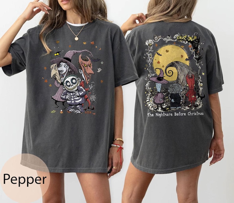 Puede incluir: Camiseta gris oscuro con un gr&aacute;fico colorido de personajes de "Pesadilla antes de Navidad" en la parte delantera y trasera. El gr&aacute;fico frontal incluye a Jack Skellington y otros personajes. El gr&aacute;fico trasero tiene una luna y el texto "The Nightmare Before Christmas."