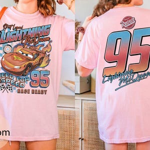 Retro 2-seitiger Lightning Mcqueen 95 Comfort Colors Shirt, Disney Pixar Cars Shirt, Cars Familienurlaub 2026, Radiator Springs, Cars Boxencrew Bild 4