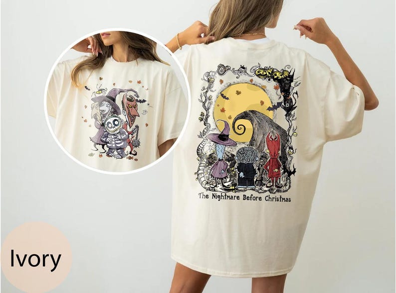 Puede incluir: Camiseta de color marfil con un gr&aacute;fico de "Pesadilla antes de Navidad". La parte delantera muestra los personajes, mientras que la parte trasera muestra una luna llena, una colina arremolinada y m&aacute;s personajes. El texto "The Nightmare Before Christmas" est&aacute; impreso debajo.