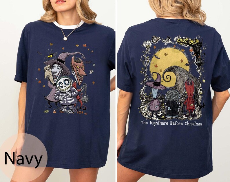 Puede incluir: Camiseta azul marino con personajes de "Pesadilla antes de Navidad". El frente muestra a Jack Skellington y otros personajes. La parte trasera muestra una luna llena y el texto "The Nightmare Before Christmas."