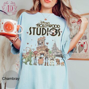 Camiseta retrô Toy Story Hollywood Studios Comfort Colors, Camiseta Toy Story "Você tem um amigo em mim", Viagem combinando em família para a Toy Story Land em 2026 imagem 6