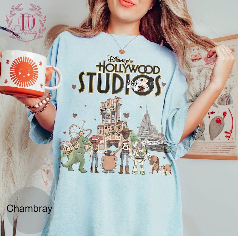 Camiseta retrô Toy Story Hollywood Studios Comfort Colors, Camiseta Toy Story "Você tem um amigo em mim", Viagem combinando em família para a Toy Story Land em 2026 imagem 6