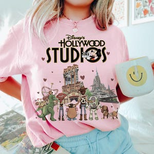 Camiseta retrô Toy Story Hollywood Studios Comfort Colors, Camiseta Toy Story "Você tem um amigo em mim", Viagem combinando em família para a Toy Story Land em 2026 imagem 5