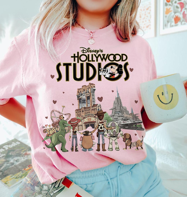 Camiseta retrô Toy Story Hollywood Studios Comfort Colors, Camiseta Toy Story "Você tem um amigo em mim", Viagem combinando em família para a Toy Story Land em 2026 imagem 5