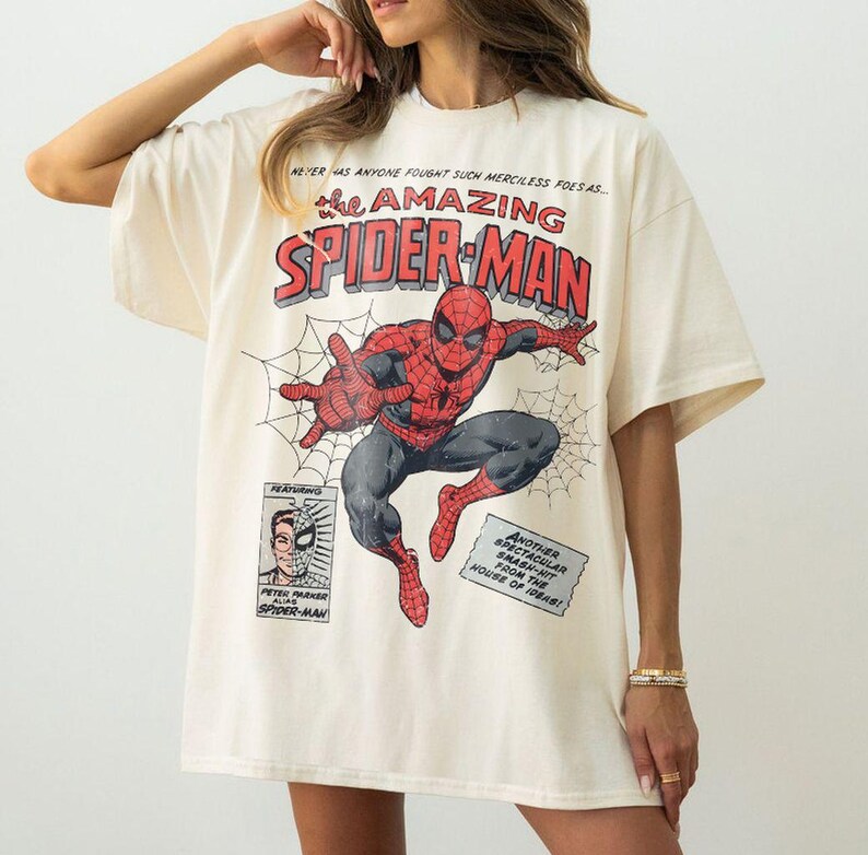 Puede incluir: Un letrero de madera hecho a mano con la palabra "Bienvenido" en una fuente caprichosa. El letrero est&aacute; pintado de blanco con un acabado envejecido y presenta un dise&ntilde;o floral en tonos rosas y verdes. Mide aproximadamente 30 cm de ancho.