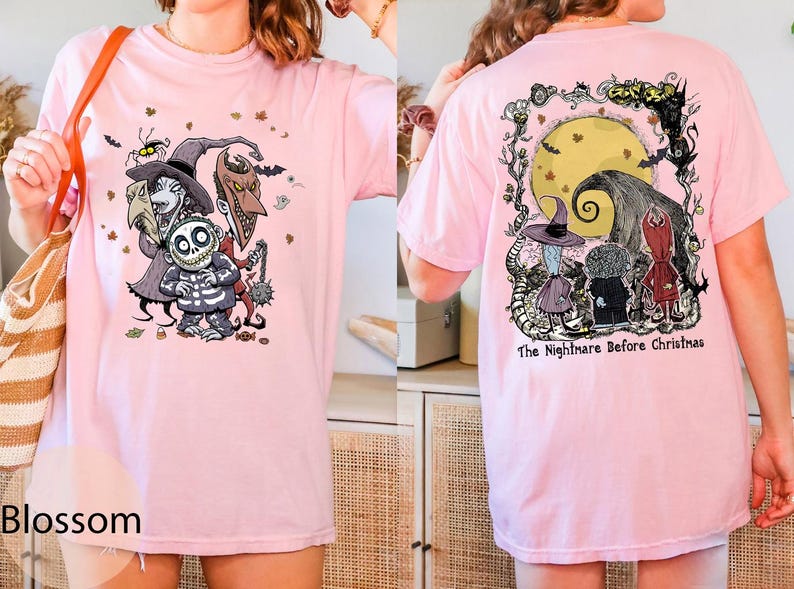 Puede incluir: Camiseta rosa claro con un gr&aacute;fico colorido de personajes de "Pesadilla antes de Navidad" en la parte delantera y trasera. El dise&ntilde;o frontal incluye a Jack Skellington y otros personajes. El dise&ntilde;o trasero presenta una luna llena y el texto "The Nightmare Before Christmas."