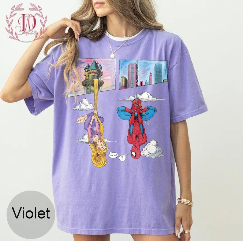 Peut inclure: T-shirt violet avec une illustration de dessin anim&eacute;. Le motif comprend une princesse suspendue &agrave; une tour et Spider-Man &agrave; l'envers. Le t-shirt a un col rond et des manches courtes. Le mot "Violet" est imprim&eacute; en bas.
