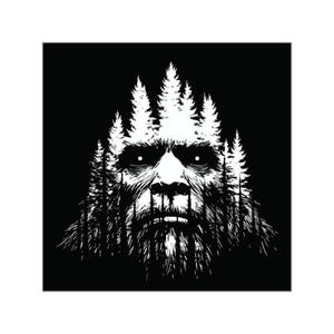 Puede incluir: Ilustración en blanco y negro de una cara de Bigfoot con un bosque integrado en el diseño. La cara de la criatura está detallada con pelo y barba, y los árboles forman la forma de su cabeza y hombros.