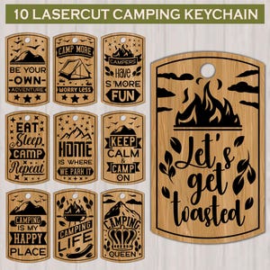 Pode incluir: Um conjunto de 10 chaveiros de acampamento de madeira cortados a laser. Cada chaveiro apresenta um design temático de acampamento com frases como "Camp More, Worry Less" e "Let's get toasted". Os chaveiros são feitos de madeira clara.