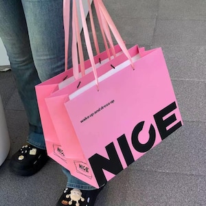 Borse di carta con logo personalizzato / Borse per la spesa riciclabili con manici / Abbigliamento, scarpe, indumenti e confezioni regalo al dettaglio