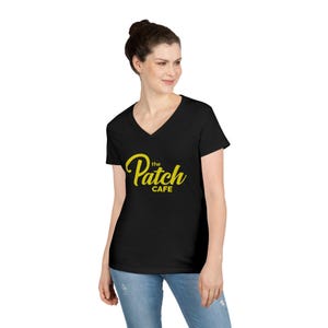 Camiseta de cuello en V para mujer con el logotipo de Patch Cafe