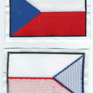 Puede incluir: Dos parches bordados con la bandera de la República Checa. El parche superior muestra la bandera con un triángulo azul, una franja blanca y una franja roja. El parche inferior tiene un diseño similar.