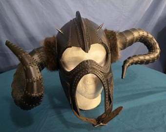 Casco vikingo de cuerno