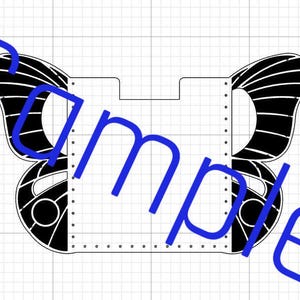 Puede incluir: Un dise&ntilde;o en forma de mariposa en blanco y negro con la palabra "sample" en azul. El dise&ntilde;o presenta un centro rectangular con bordes redondeados y dos alas curvas. Las alas tienen un patr&oacute;n de rayas.