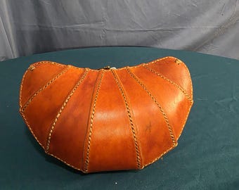 bolso con forma de cruasán