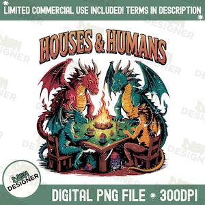 Peut inclure: Fichier PNG numérique avec une illustration fantastique de quatre dragons autour d'une table avec un feu de camp. Le texte "HOUSES & HUMANS" est au-dessus de la scène. Le bas de l'image indique "DIGITAL PNG FILE * 300DPI".