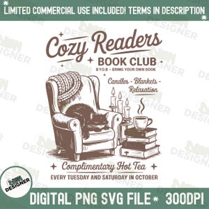 Könnte beinhalten: Sepiafarbene Grafik für einen Buchclub, mit einer Katze, die in einem Sessel mit einer Decke, Kerzen und einer Tasse Tee schläft. Der Text enthält "Cozy Readers Book Club" und "Complimentary Hot Tea".