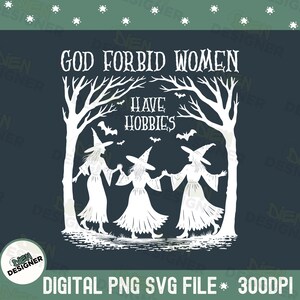 K&ouml;nnte beinhalten: Digitales Grafikdesign mit dem Text "GOD FORBID WOMEN HAVE HOBBIES" &uuml;ber einer Illustration von drei Hexen. Das Design ist wei&szlig; auf dunkelblauem Hintergrund, mit Flederm&auml;usen und B&auml;umen. Enth&auml;lt "DIGITAL PNG SVG FILE * 300DPI".