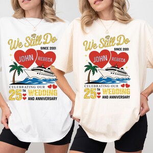 Puede incluir: Dos camisetas blancas y crema con un dise&ntilde;o gr&aacute;fico que celebra un 25 aniversario de bodas. El dise&ntilde;o incluye el texto "We Still Do Since 2001", nombres, corazones, un crucero, palmeras y las palabras "Celebrating Our 25th Wedding and Anniversary."