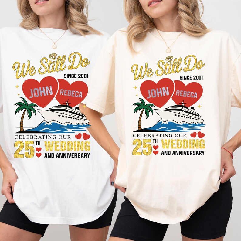 Puede incluir: Dos camisetas blancas y crema con un dise&ntilde;o gr&aacute;fico que celebra un 25 aniversario de bodas. El dise&ntilde;o incluye el texto "We Still Do Since 2001", nombres, corazones, un crucero, palmeras y las palabras "Celebrating Our 25th Wedding and Anniversary."