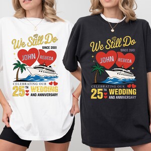 Puede incluir: Camisetas blancas y negras con un dise&ntilde;o de purpurina dorada que celebra un 25 aniversario de bodas. El dise&ntilde;o incluye el texto "We Still Do Since 2001", nombres, un crucero, una palmera y corazones.