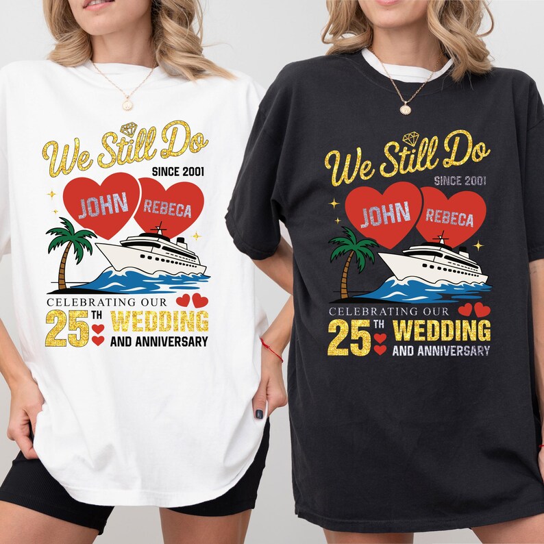 Puede incluir: Camisetas blancas y negras con un dise&ntilde;o de purpurina dorada que celebra un 25 aniversario de bodas. El dise&ntilde;o incluye el texto "We Still Do Since 2001", nombres, un crucero, una palmera y corazones.
