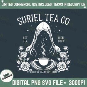 Può includere: Grafica digitale con il testo "SURIEL TEA CO" e un'illustrazione di una figura incappucciata che tiene una tazza da tè. Il design include rose, stelle e le frasi "HOT TEA", "HIGH LORD" e "HOTTEST TEA IN PRYTHIAN". File PNG SVG, 300 DPI.