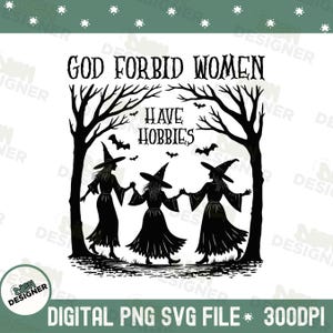 K&ouml;nnte beinhalten: Schwarz-wei&szlig;e digitale Grafik mit drei Hexen, die sich unter kahlen B&auml;umen und Flederm&auml;usen an den H&auml;nden halten. Der Text lautet "GOD FORBID WOMEN HAVE HOBBIES". Das Bild ist mit "DIGITAL PNG SVG FILE * 300DPI" beschriftet.